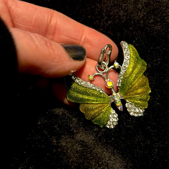 Beautiful Green butterfly pendant, with iridescent accent stones - Picture 2 of 4